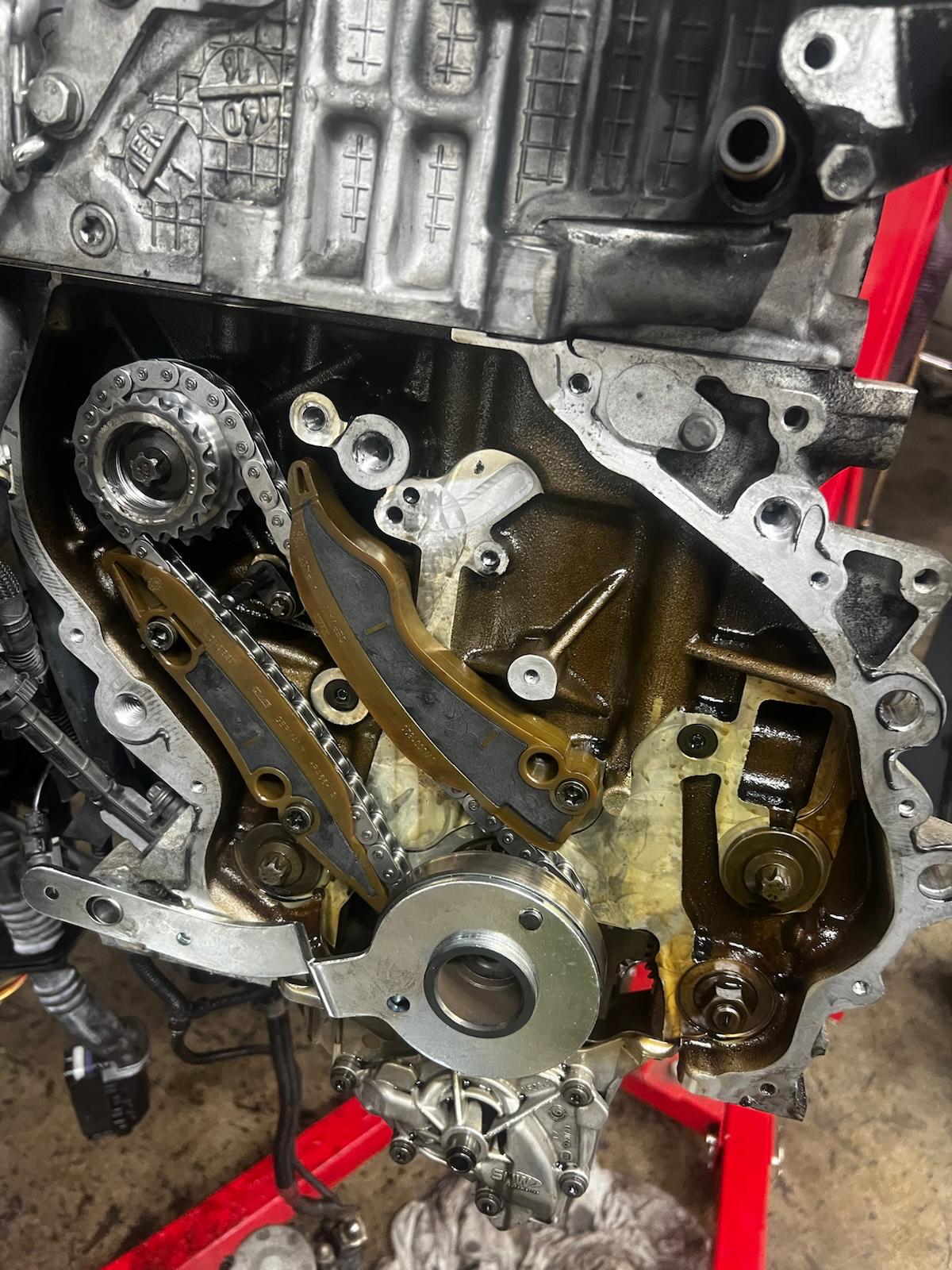 Motor BMW připravený k montáži rozvodů