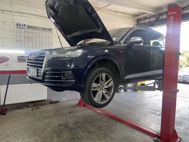 Audi Q7 na zvedáku při servisní prohlídce