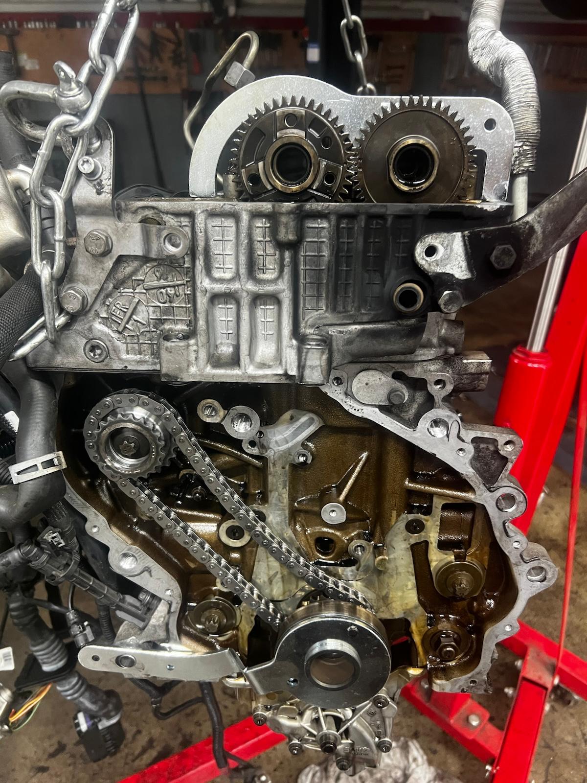 Detail vaček a rozvodových kol motoru BMW