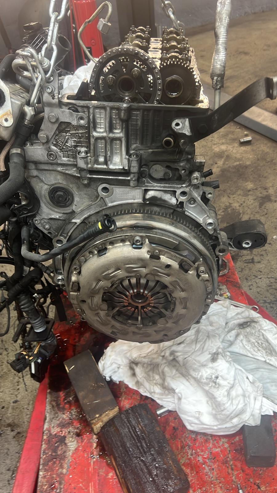 Motor BMW se spojkou a setrvačníkem na montážním stole