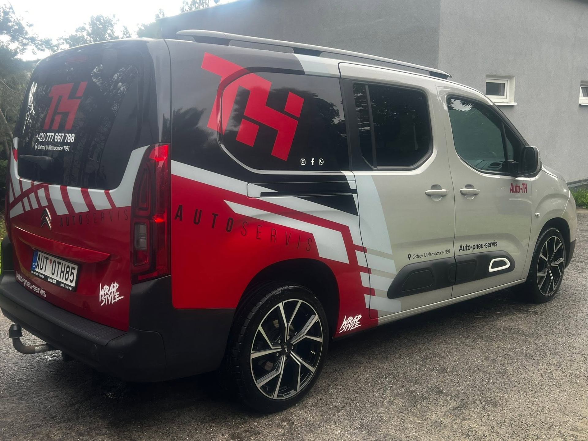 Servisní vůz Auto-TH s polepem autoservisu
