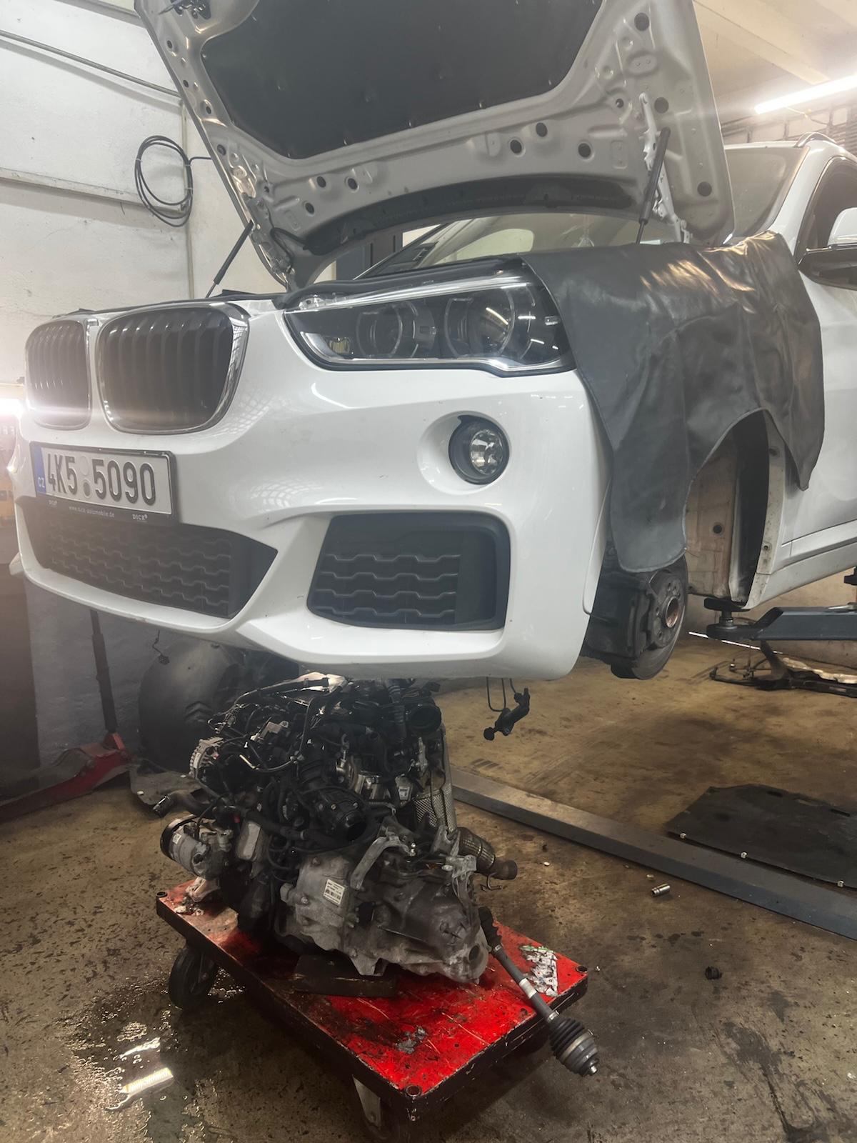 BMW X1 se sundanou přední částí a vymontovaným motorem