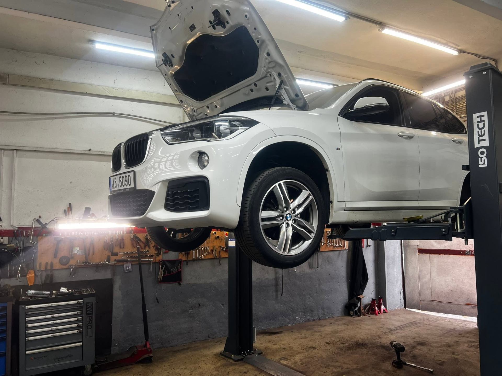 BMW X1 na zvedáku v dílně Autoservisu TH